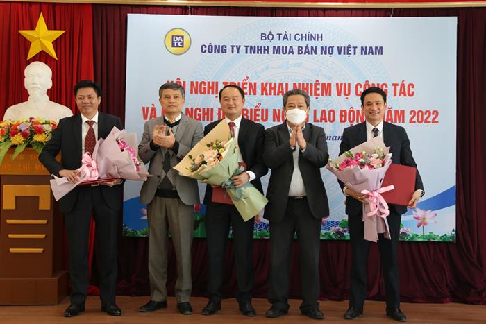 Chủ tịch HĐTV Lê Hoàng Hải và Tổng Giám đốc Phạm Mạnh Thường trao Quyết định bổ nhiệm mới và bổ nhiệm lại cùng hoa chúc mừng 