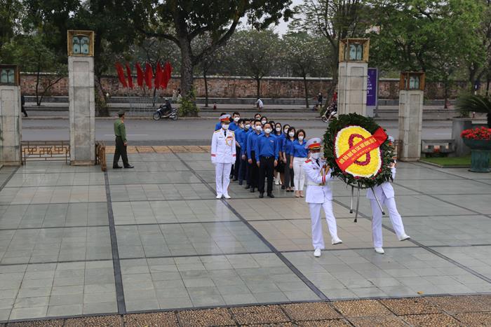 Đoàn thanh niên DATC dâng hương tưởng niệm các Anh hùng, liệt sĩ tại Đài tưởng niệm các Anh hùng, liệt sĩ trên đường Bắc Sơn