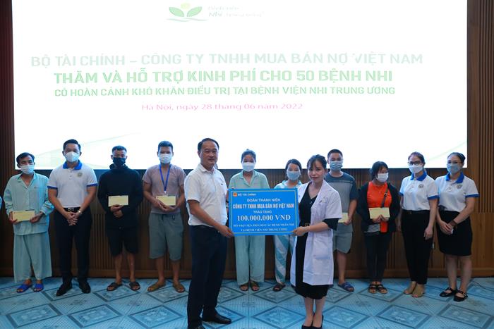 Phó Tổng Giám đốc DATC Chu Ngọc Lâm trao tặng hỗ trợ cho bệnh nhân nhi khó khăn cho 
