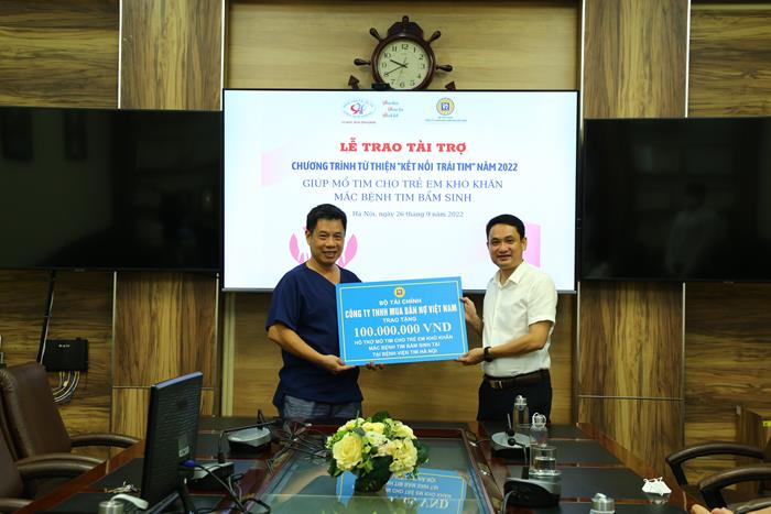 Ông Nguyễn Danh Dũng - Phó Tổng Giám đốc DATC  trao tặng kinh phí mổ tim cho trẻ em có hoàn cảnh khó khăn đến