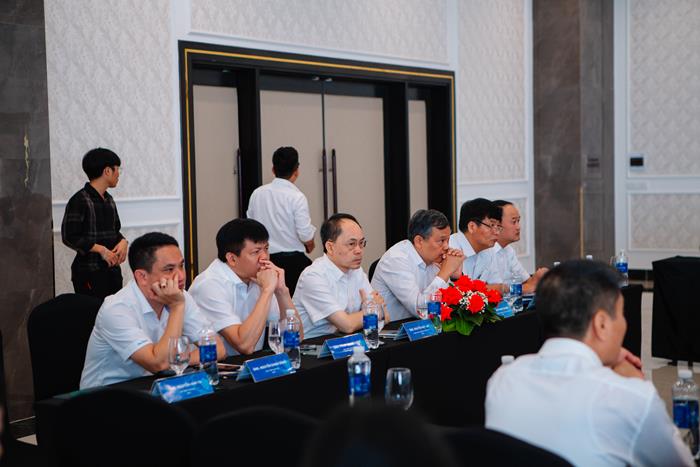 Tổng Giám đốc DATC Phạm Mạnh Thường, Thành viên HĐTV Nguyễn Huy Lập cùng các phó Tổng Giám đốc, Kiểm soát viên tham dự Hội nghị
