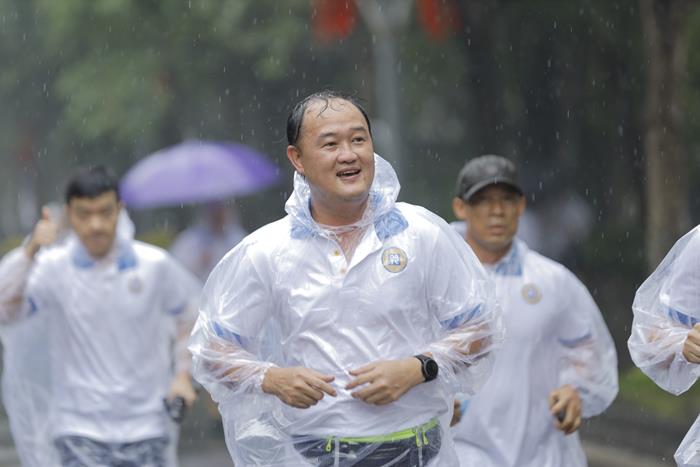 Phó Tổng Giám đốc Chu Ngọc Lâm tham gia phong trào đi bộ, chạy bộ