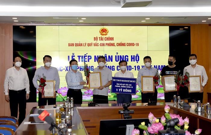 Bộ trưởng Bộ Tài chính Hồ Đức Phớc trao Giấy chứng nhận ủng hộ Quỹ Vắc-xin phòng, chống COVID-19 cho Tổng Giám đốc DATC Phạm Mạnh Thường